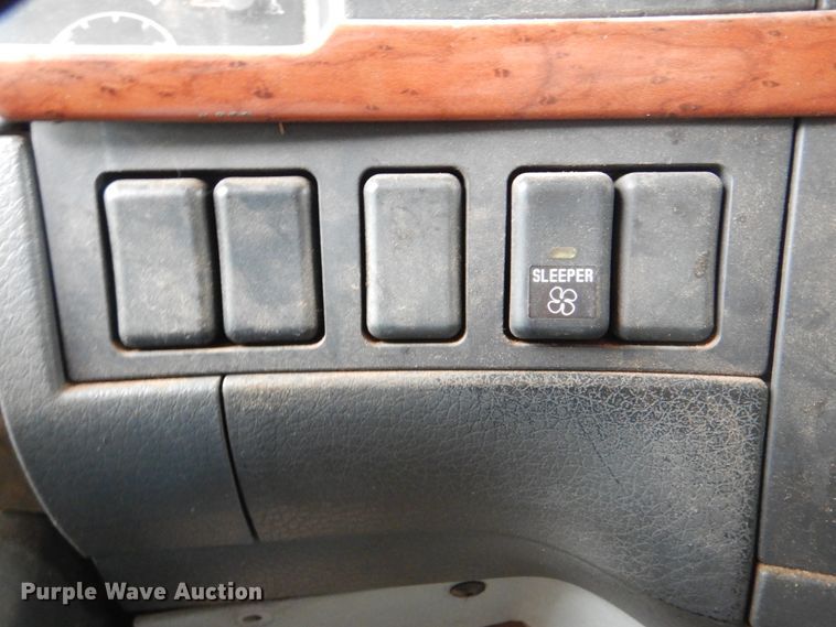 image for item DK5692 2005 Volvo VNL  semi truck