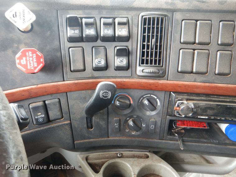 image for item DK5692 2005 Volvo VNL  semi truck