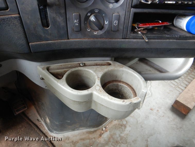 image for item DK5692 2005 Volvo VNL  semi truck