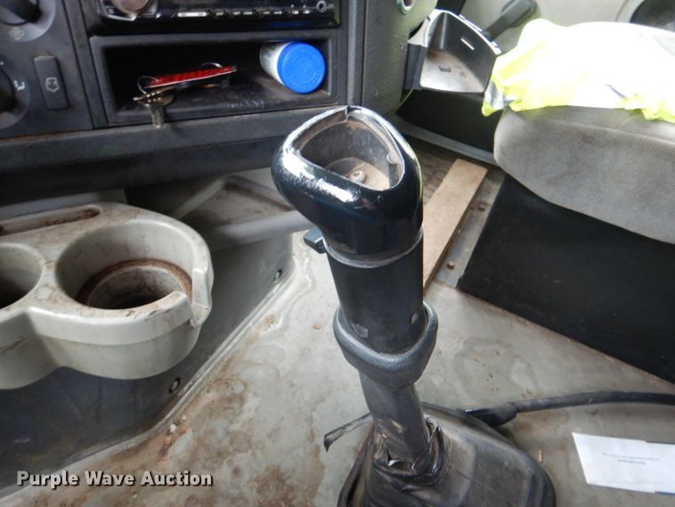 image for item DK5692 2005 Volvo VNL  semi truck