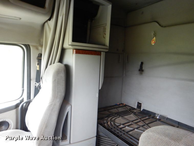 image for item DK5692 2005 Volvo VNL  semi truck