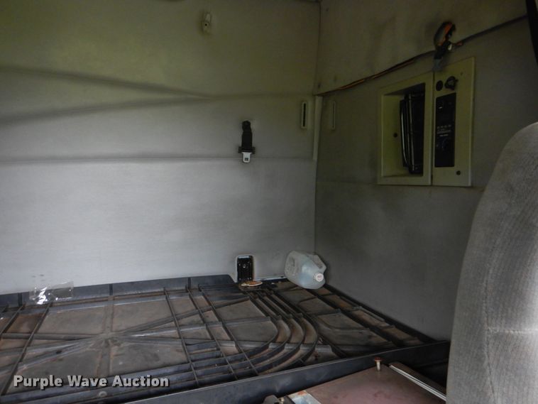 image for item DK5692 2005 Volvo VNL  semi truck