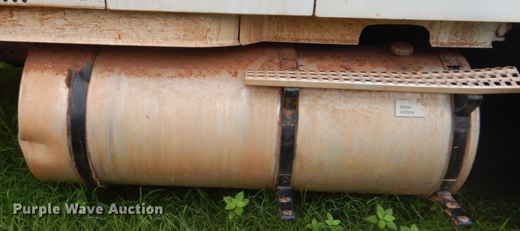 image for item DK5692 2005 Volvo VNL  semi truck