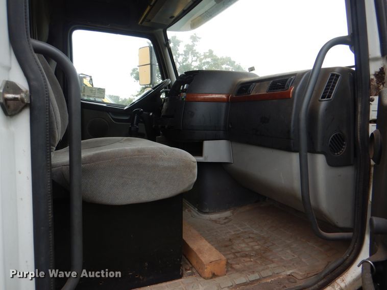 image for item DK5692 2005 Volvo VNL  semi truck