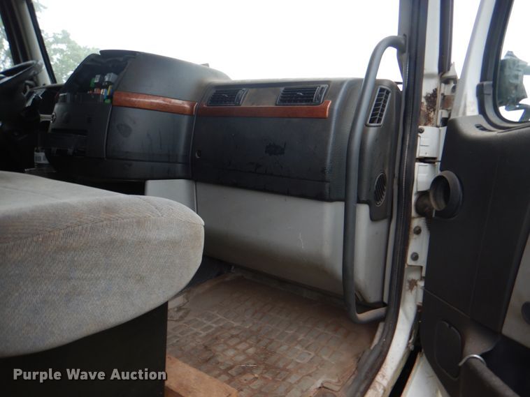 image for item DK5692 2005 Volvo VNL  semi truck