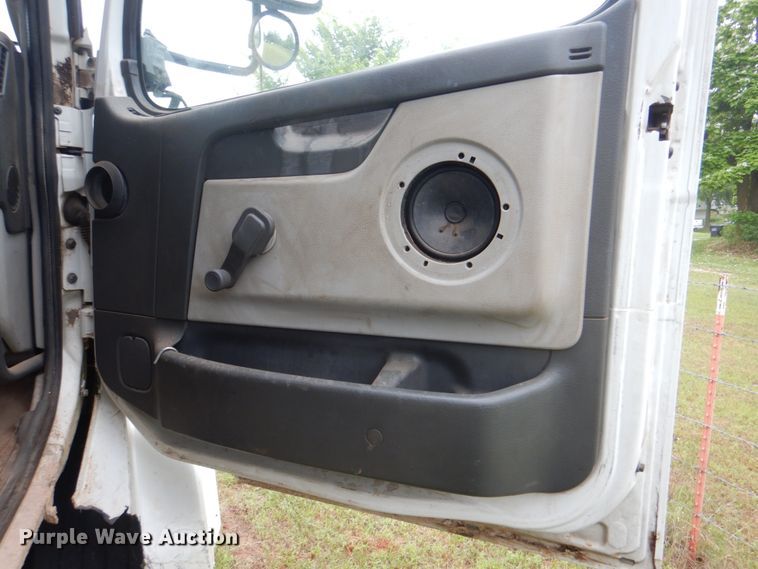 image for item DK5692 2005 Volvo VNL  semi truck