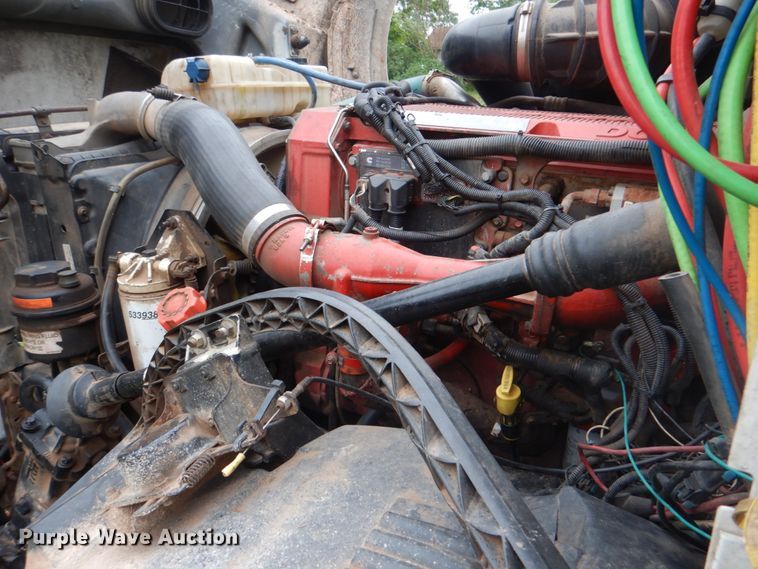 image for item DK5692 2005 Volvo VNL  semi truck