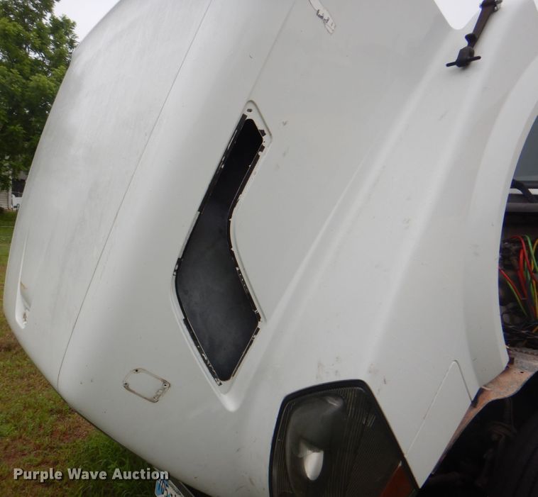 image for item DK5692 2005 Volvo VNL  semi truck