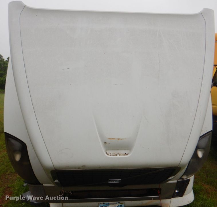 image for item DK5692 2005 Volvo VNL  semi truck