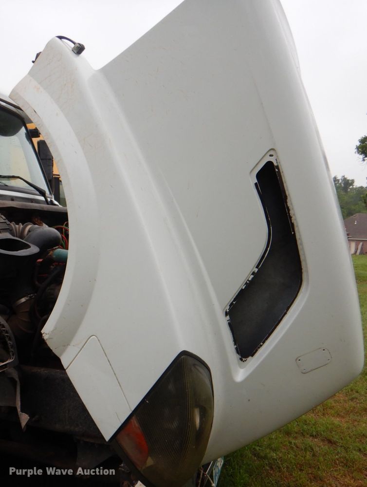 image for item DK5692 2005 Volvo VNL  semi truck