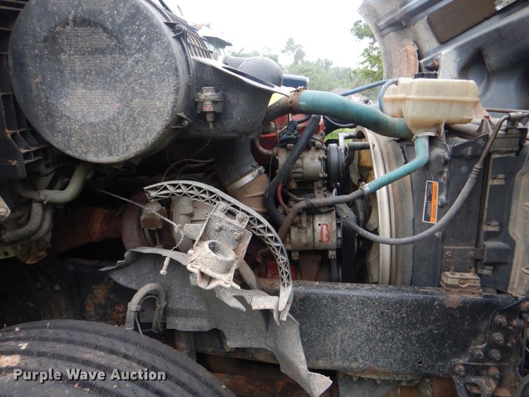 image for item DK5692 2005 Volvo VNL  semi truck