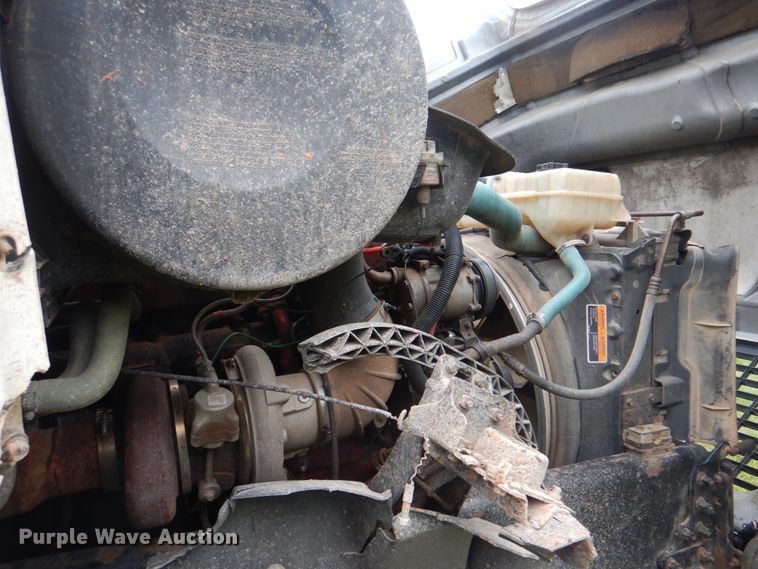 image for item DK5692 2005 Volvo VNL  semi truck