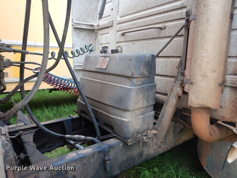 image for item DK5692 2005 Volvo VNL  semi truck