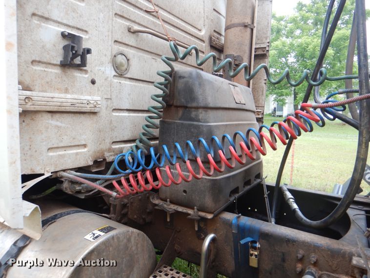 image for item DK5692 2005 Volvo VNL  semi truck