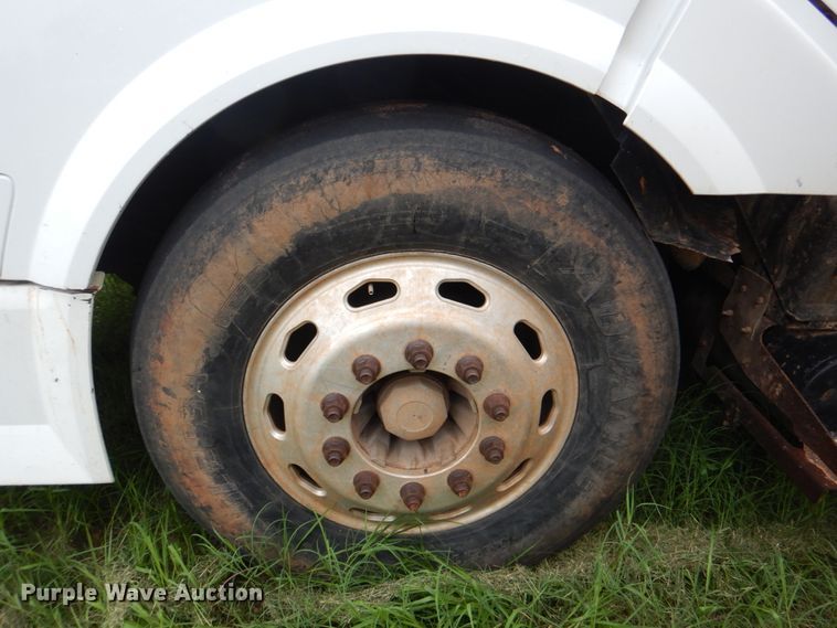 image for item DK5692 2005 Volvo VNL  semi truck