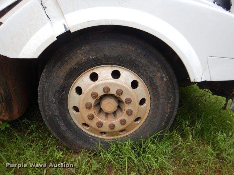 image for item DK5692 2005 Volvo VNL  semi truck