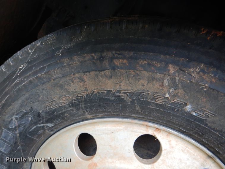 image for item DK5692 2005 Volvo VNL  semi truck