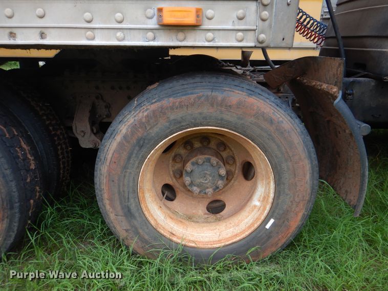 image for item DK5692 2005 Volvo VNL  semi truck