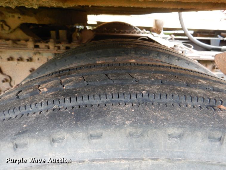 image for item DK5692 2005 Volvo VNL  semi truck