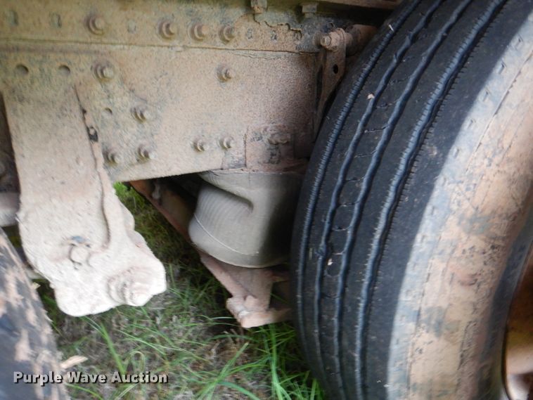 image for item DK5692 2005 Volvo VNL  semi truck