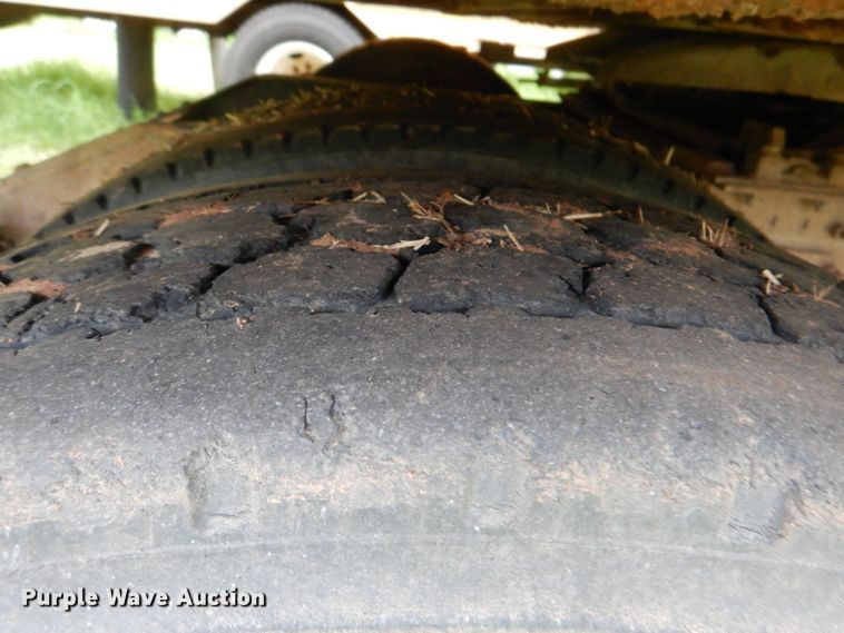 image for item DK5692 2005 Volvo VNL  semi truck