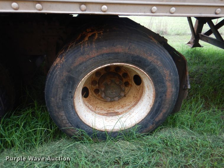 image for item DK5692 2005 Volvo VNL  semi truck