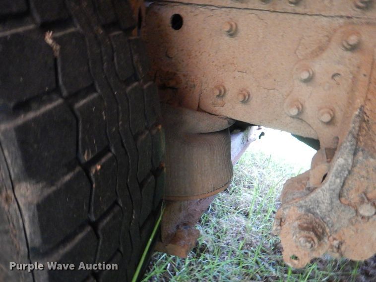 image for item DK5692 2005 Volvo VNL  semi truck