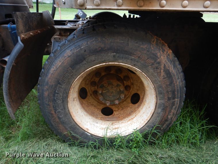 image for item DK5692 2005 Volvo VNL  semi truck