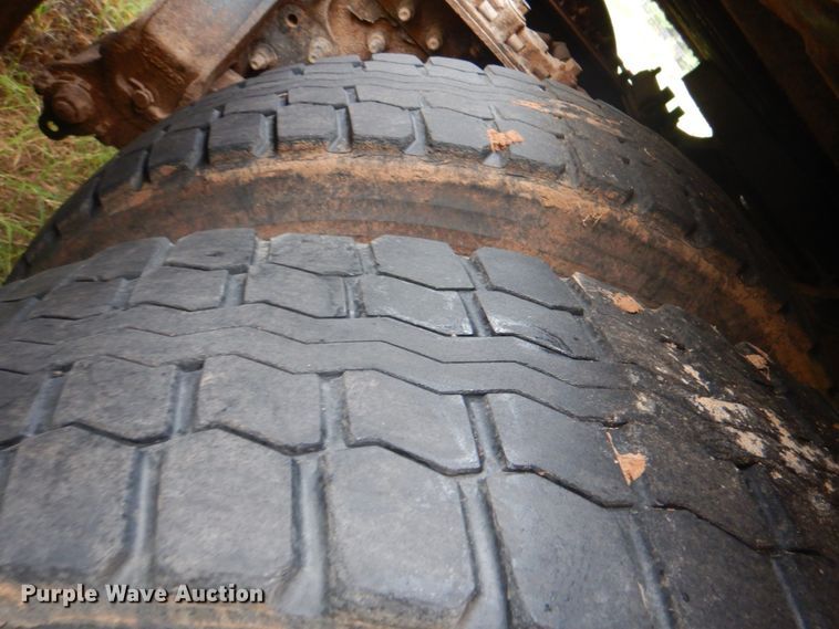 image for item DK5692 2005 Volvo VNL  semi truck