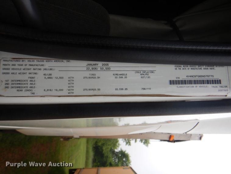 image for item DK5692 2005 Volvo VNL  semi truck