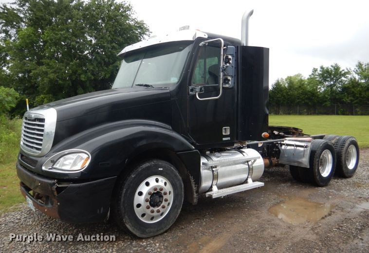 image for item DK5693 2007 Freightliner Columbia 120  semi truck