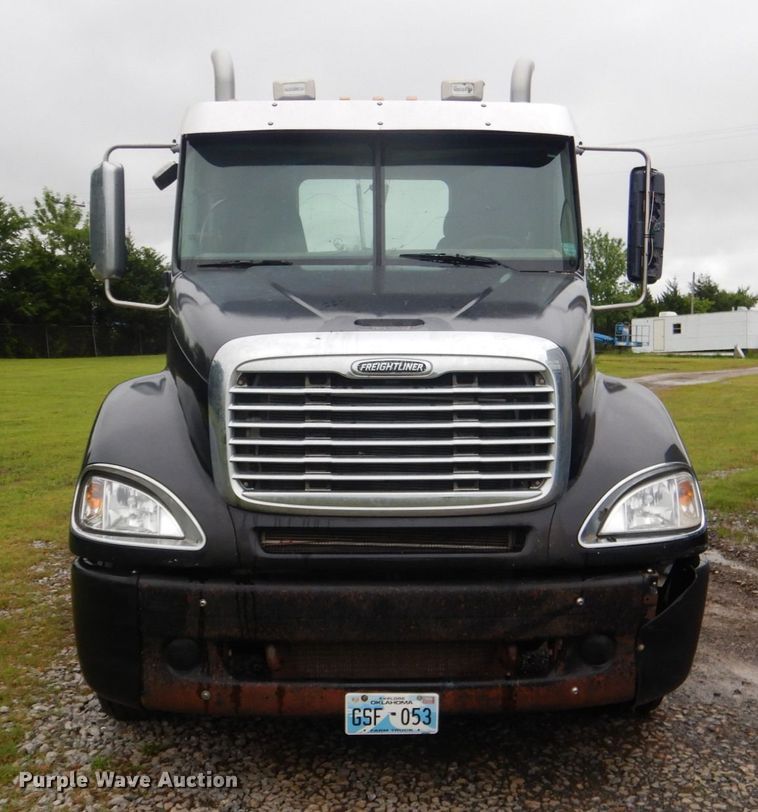 image for item DK5693 2007 Freightliner Columbia 120  semi truck