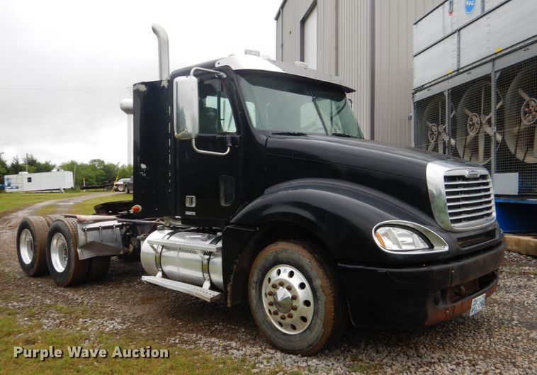 image for item DK5693 2007 Freightliner Columbia 120  semi truck