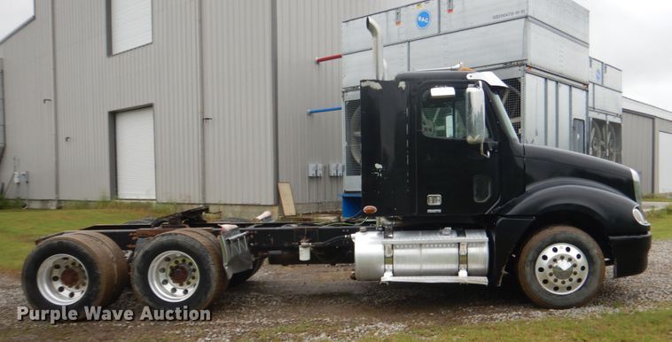 image for item DK5693 2007 Freightliner Columbia 120  semi truck