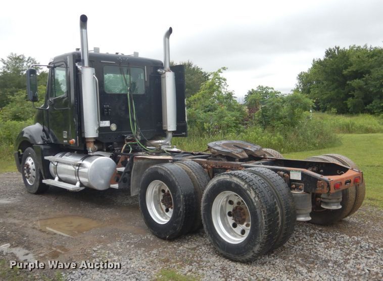 image for item DK5693 2007 Freightliner Columbia 120  semi truck