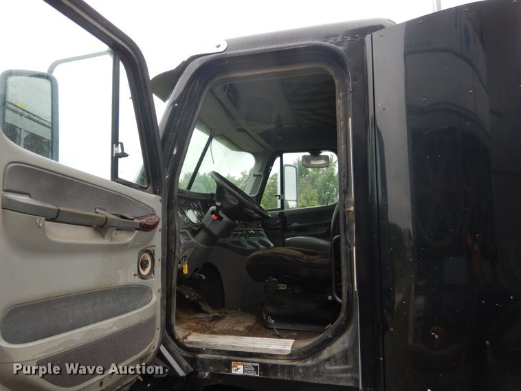 image for item DK5693 2007 Freightliner Columbia 120  semi truck