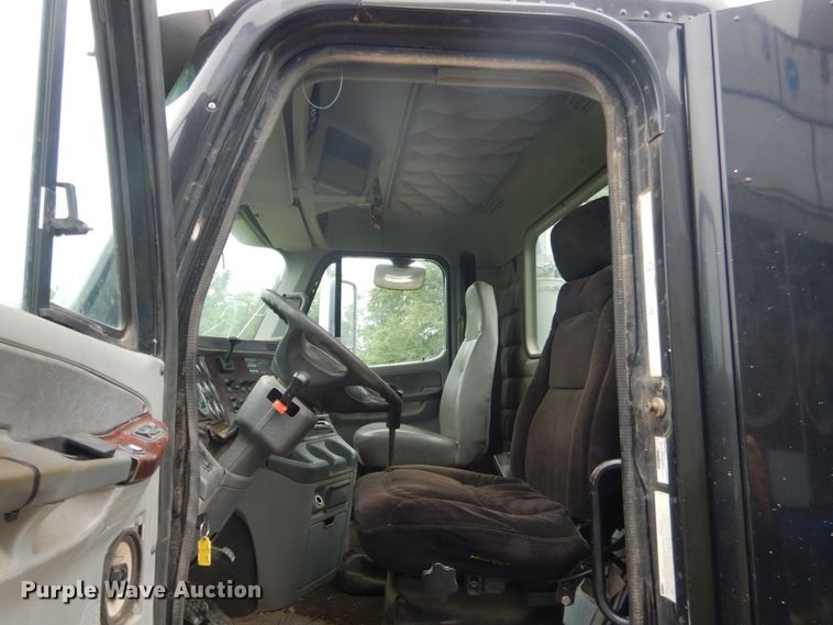image for item DK5693 2007 Freightliner Columbia 120  semi truck