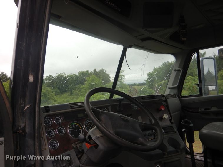 image for item DK5693 2007 Freightliner Columbia 120  semi truck