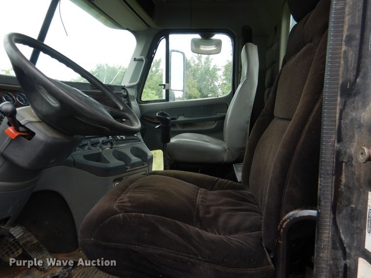 image for item DK5693 2007 Freightliner Columbia 120  semi truck