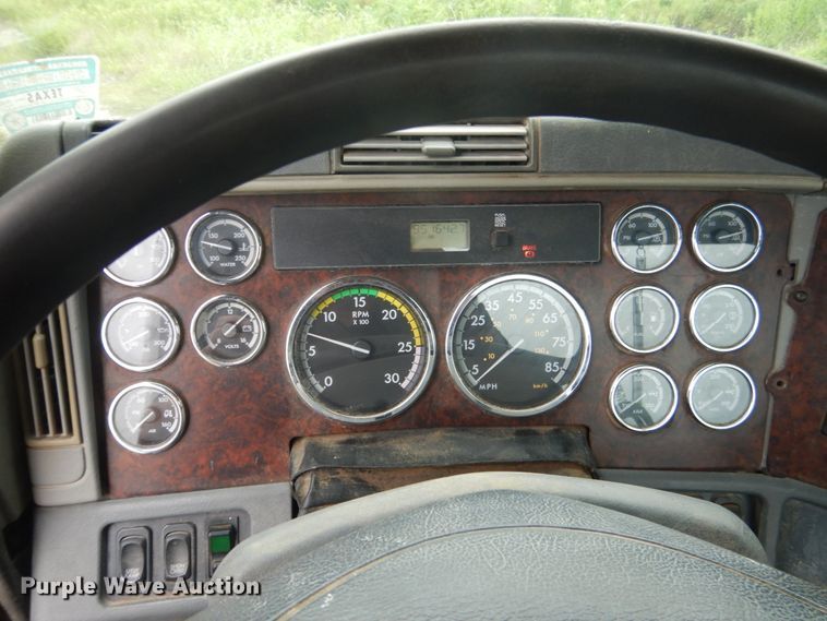 image for item DK5693 2007 Freightliner Columbia 120  semi truck