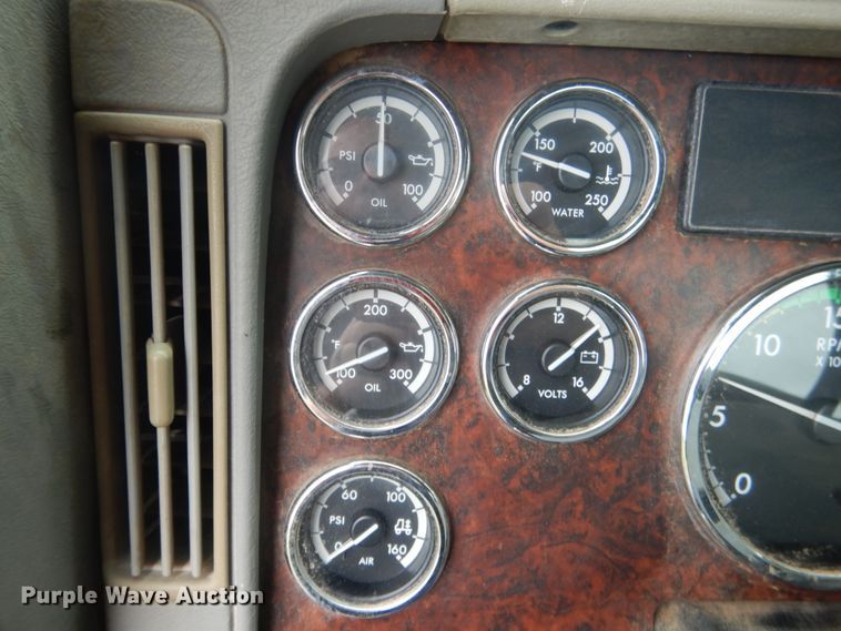 image for item DK5693 2007 Freightliner Columbia 120  semi truck