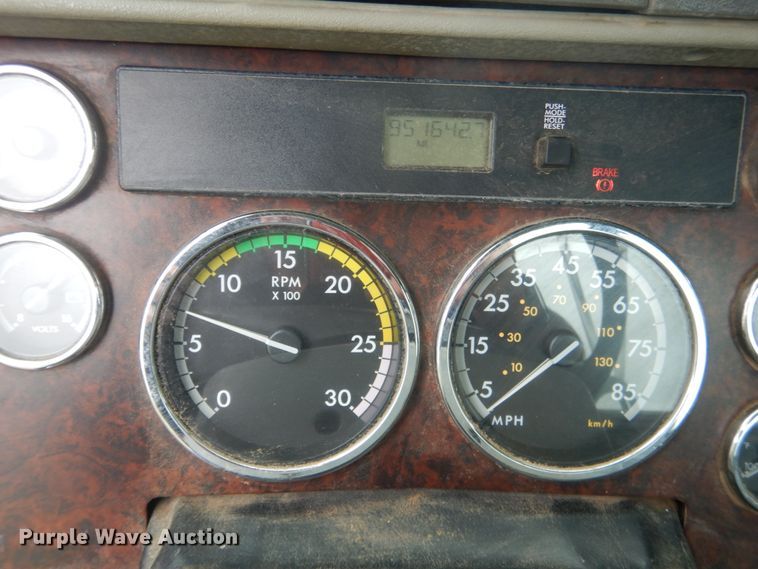 image for item DK5693 2007 Freightliner Columbia 120  semi truck