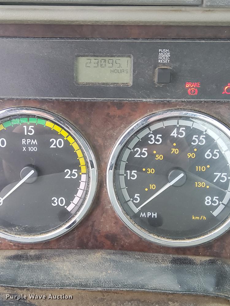 image for item DK5693 2007 Freightliner Columbia 120  semi truck