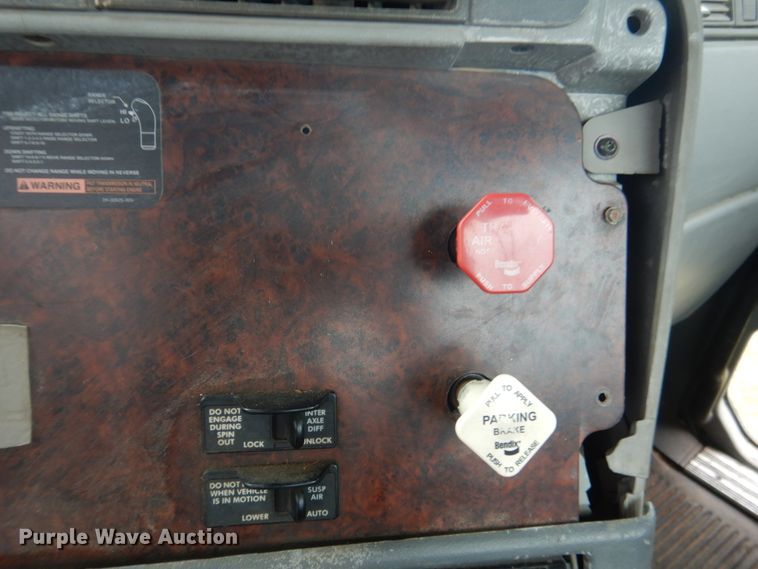 image for item DK5693 2007 Freightliner Columbia 120  semi truck