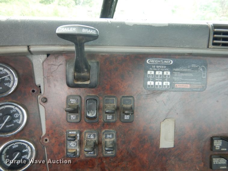 image for item DK5693 2007 Freightliner Columbia 120  semi truck