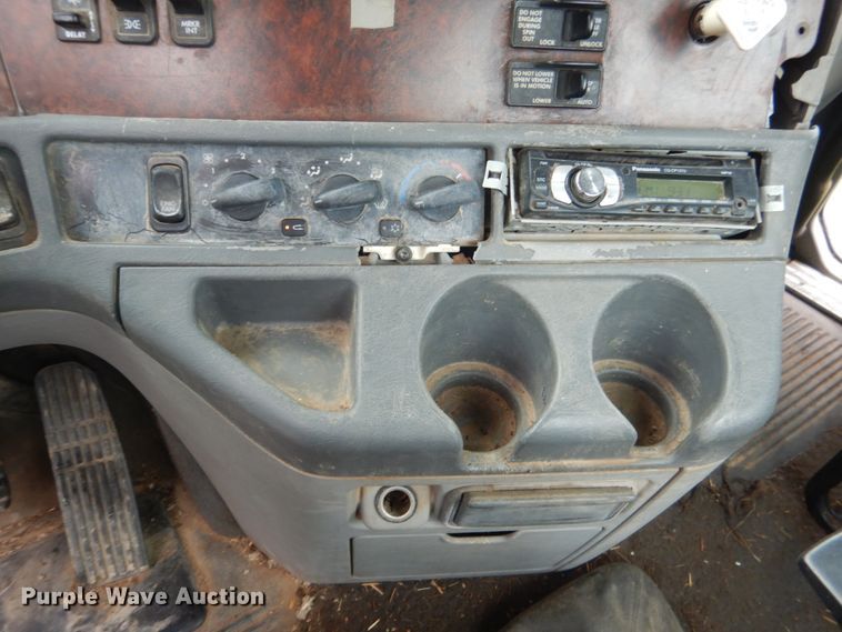 image for item DK5693 2007 Freightliner Columbia 120  semi truck