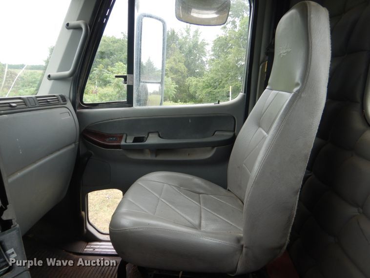 image for item DK5693 2007 Freightliner Columbia 120  semi truck