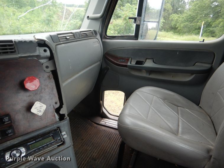 image for item DK5693 2007 Freightliner Columbia 120  semi truck