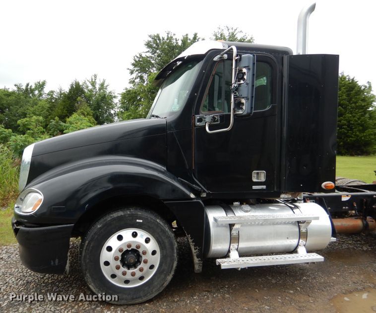 image for item DK5693 2007 Freightliner Columbia 120  semi truck