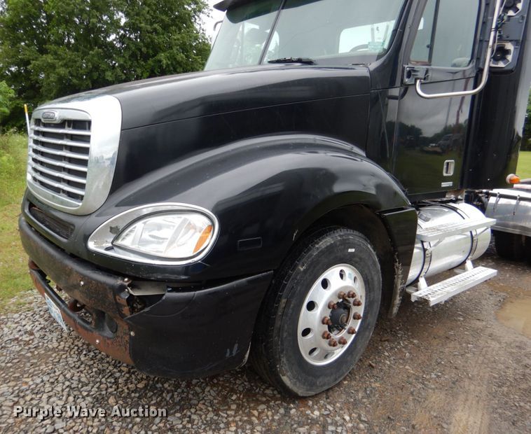 image for item DK5693 2007 Freightliner Columbia 120  semi truck